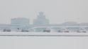 Úklid pražského letiště během sněhové vánice