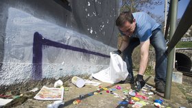 Dobrovolníci uklízí odpadky v rámci akce Ukliďme svět, ukliďme Česko (6.4.2019)