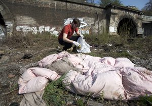 Dobrovolníci uklízí odpadky v rámci akce Ukliďme svět, ukliďme Česko (6.4.2019)