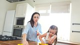 Naučte svoje děti doma uklízet. Jaké domácí práce zvládnou podle věku?