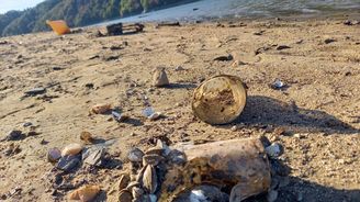 Chystá se velký úklid. Odhalené břehy Slapské přehrady ukázaly kromě škeblí i tuny odpadků Chystá se velký úklid. Odhalené břehy Slapské přehrady ukázaly kromě škeblí i tuny odpadků