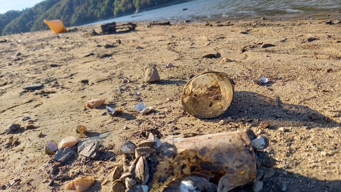 Snižování hladiny Slapské přehrady odkrylo i obrovské množství odpadků. Snižování hladiny Slapské přehrady odkrylo i obrovské množství odpadků.