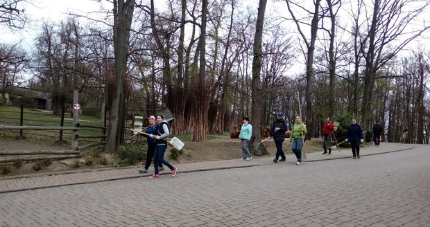 Přibližně 50 dobrovnolníků se v sobotu 8. dubna zapojilo do úklidu brněnské zoo, převažovali mladí lidé.