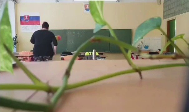Děti natočily školní uklízečku „v akci“.