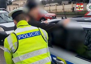 Policisté v Brně zadrželi řidiče se zákazem řízení, který měl na autě přidělané odcizené registrační značky.
