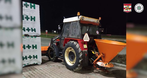 Podvodník nabízel traktor, zájemce obral o 50 tisíc. Podvodník nabízel traktor, zájemce obral o 50 tisíc.
