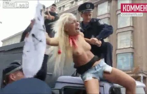 VIDEO: Sexy aktivistky se svléknou a poperou s policisty