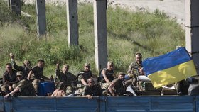 Armádní vůz s ukrajinskými vojáky.