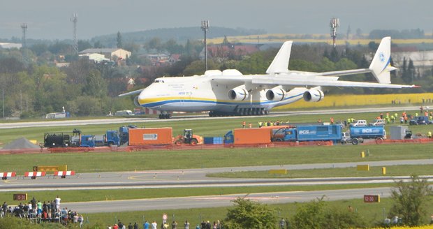 Ukrajinci staví nové obří letadlo Antonov An-225. Takhle se Mrija ukázala v Česku