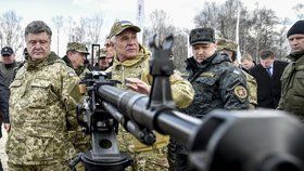 Ukrajinský prezident na inspekci armády.