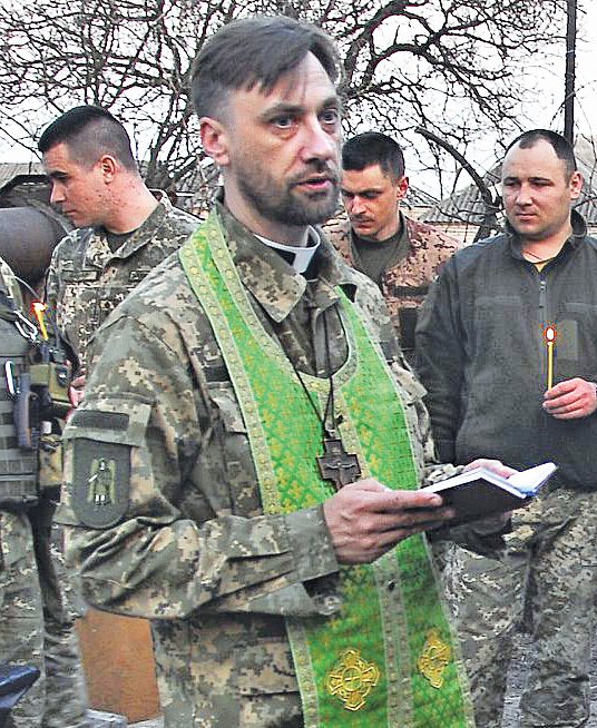 Sergej Dmitrijev, kaplan v ukrajinské armádě.