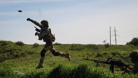 Ukrajinští příslušníci 80. samostatné útočné brigády Ozbrojených sil Ukrajiny se účastní vojenského cvičení v Doněcké oblasti (7. 5. 2023)