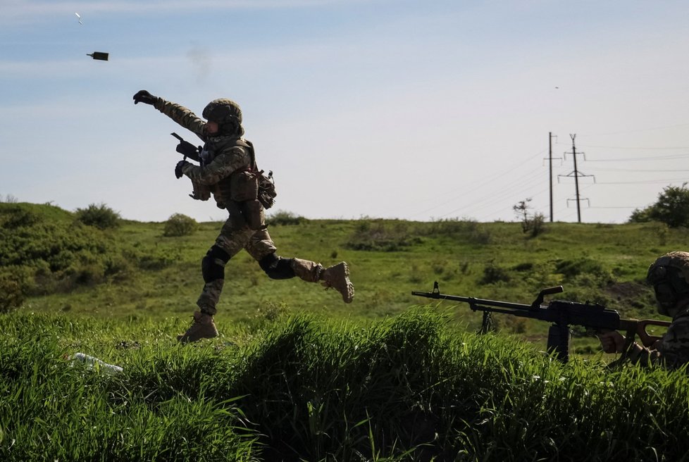 Ukrajinští příslušníci 80. samostatné útočné brigády Ozbrojených sil Ukrajiny se účastní vojenského cvičení v Doněcké oblasti (7.5.2023).