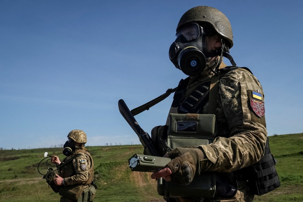 Ukrajinští příslušníci 80. samostatné útočné brigády Ozbrojených sil Ukrajiny se účastní vojenského cvičení v Doněcké oblasti (7.5.2023).