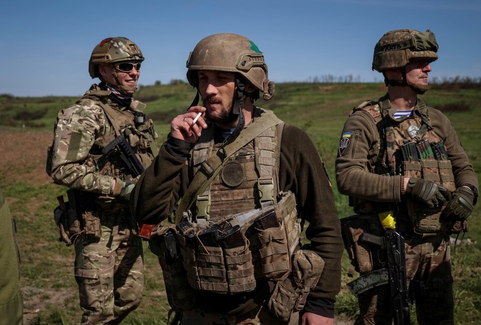 Ukrajinští příslušníci 80. samostatné útočné brigády Ozbrojených sil Ukrajiny se účastní vojenského cvičení v Doněcké oblasti (7. 5. 2023).