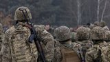 Výcvik civilistů, budování zdí i vysoké náklady na obranu. Polsko se chystá do boje