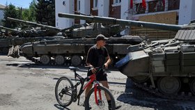 Výstava armádní ukrajinské techniky a zbraní v Lysyčansku ((8. 7. 2022)