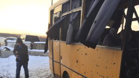 Na Ukrajině trefila raketová střela autobus s civilisty