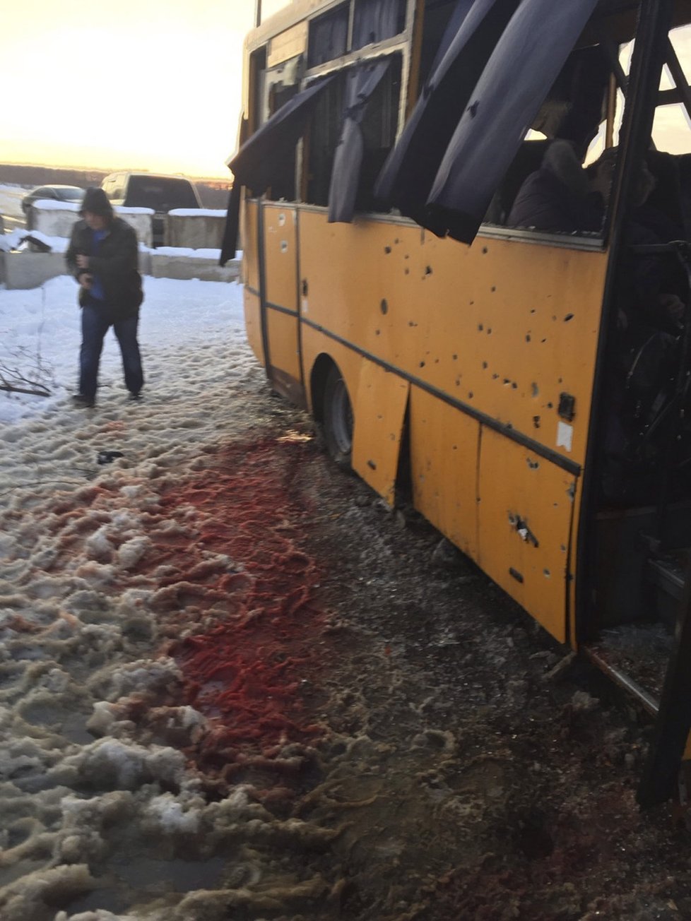 Na Ukrajině trefila raketová střela autobus s civilisty
