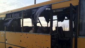 Raketa, vystřelená podle Ukrajinců proruskými separatisty, zasáhla autobus s civilisty