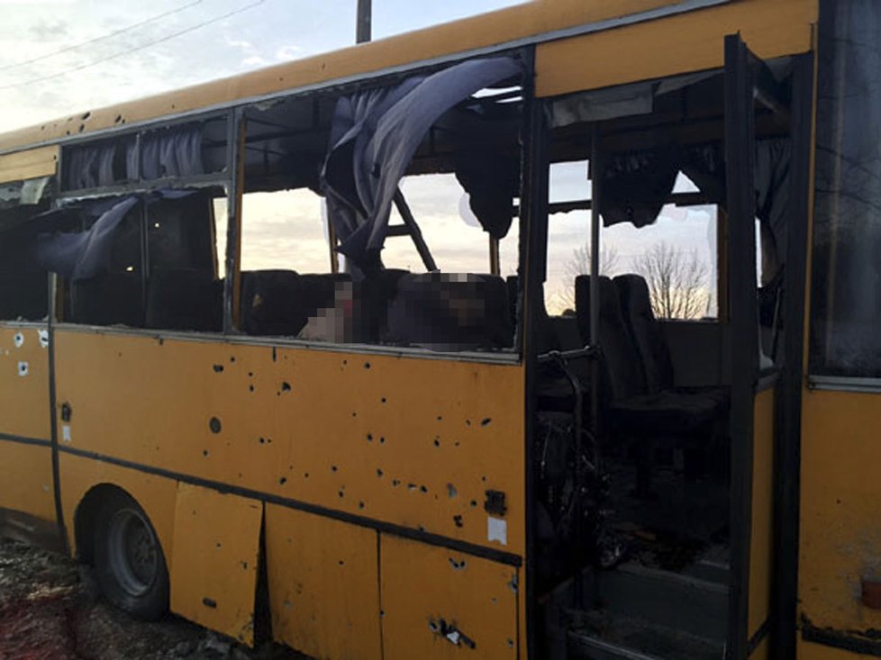 Raketa, vystřelená podle Ukrajinců proruskými separatisty, zasáhla autobus s civilisty