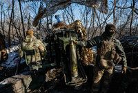 „Ostřelují nás 24 hodin denně.“ Vojáci popisují ostré boje o Dněpr. Co je nejděsivější?