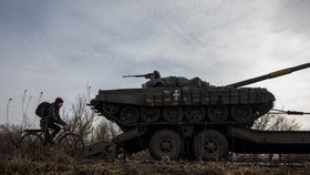 Rozbitý tank ukrajinské armády u Bachmutu.