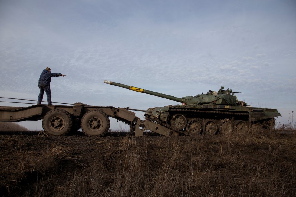 Rozbitý tank ukrajinské armády u Bachmutu.