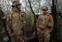 Ukrajinci postoupili u Bachmutu. Prigožin: Ruská obrana na křídlech se hroutí, Moskva to zlehčuje