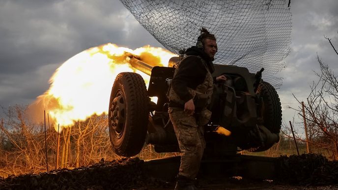 Dvě velké české zbrojovky, které vyrábějí velkorážovou munici, zvýší ke druhému výročí ruské invaze výrobu desetkrát až dvanáctkrát,“ říká poradce vlády pro národní bezpečnost Tomáš Pojar. Na snímku ukrajinské dělostřelectvo u Bachmutu (23.4.2023).