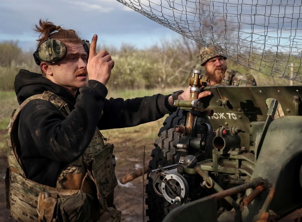 Ukrajinští dělostřelci u Bachmutu (23. 4. 2023).