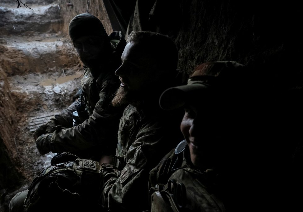 Ukrajinští dělostřelci u Bachmutu (23. 4. 2023).