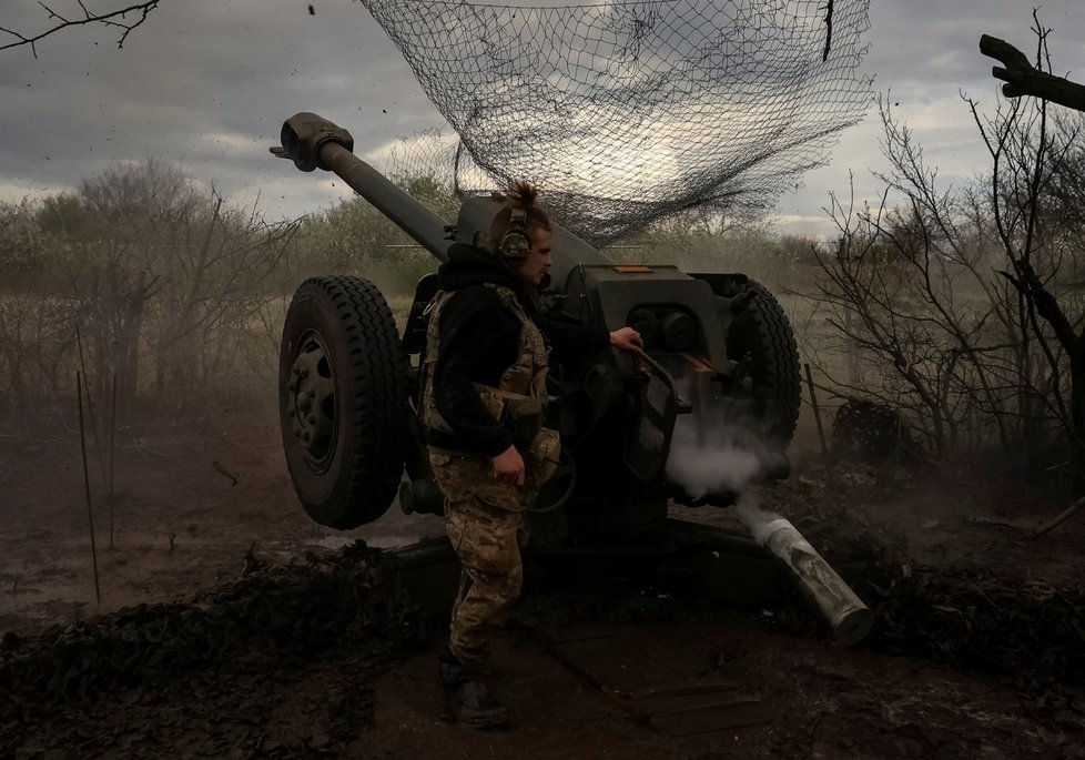 Ukrajinští dělostřelci u Bachmutu (23. 4. 2023)