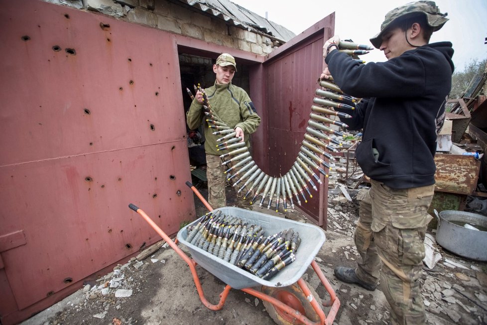 Vojáci ukrajinské armády chystají munici pro protiletadlový kanon.