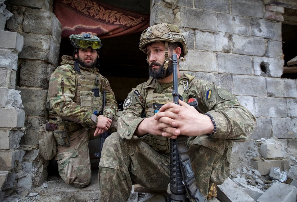 Ukrajinští vojáci na pozici u Bachmutu (12. 4. 2023)