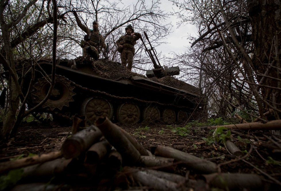 Ukrajinští vojáci na pozici u Bachmutu (12. 4. 2023)
