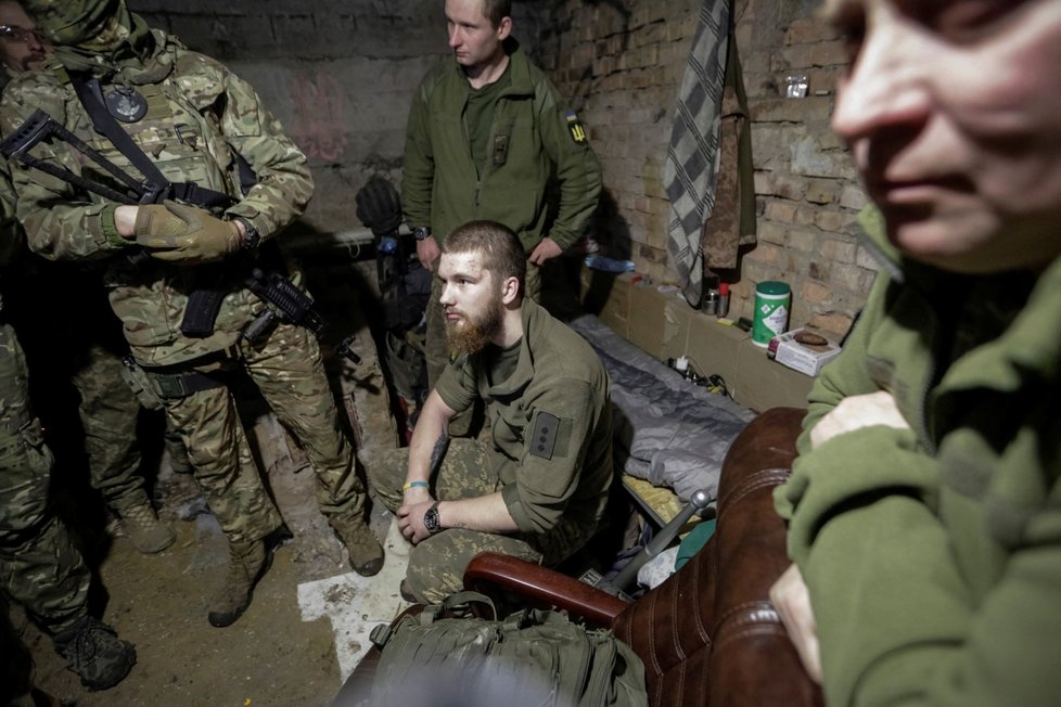 Ukrajinští vojáci v úkrytu v Bachmutu (21. 4. 2023).