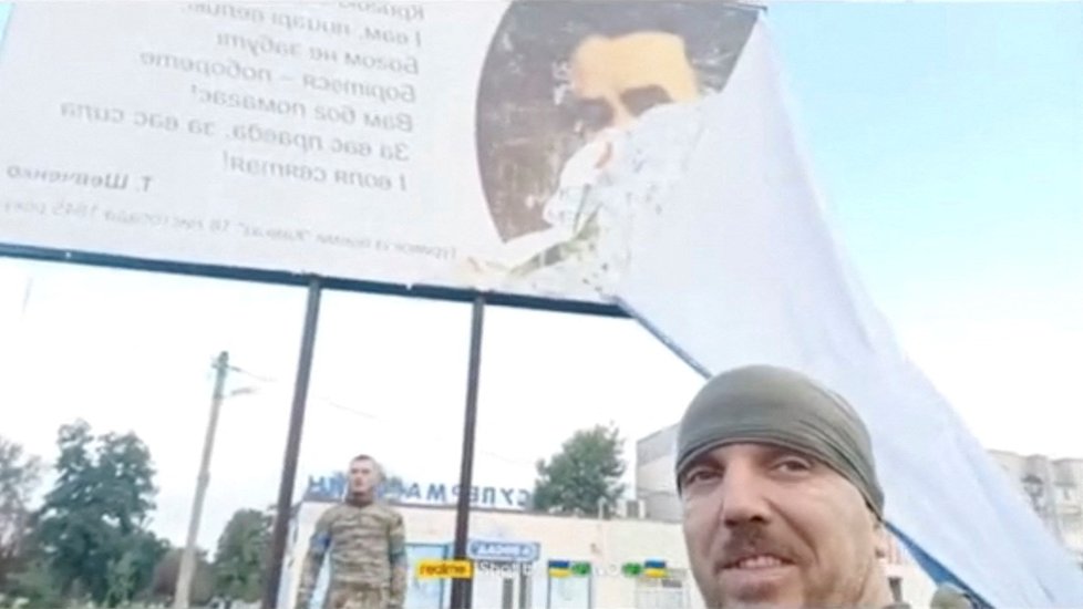 Balaklija: Vojáci strhli ruský billboard a pod ním byl národní básník Ševčenko.