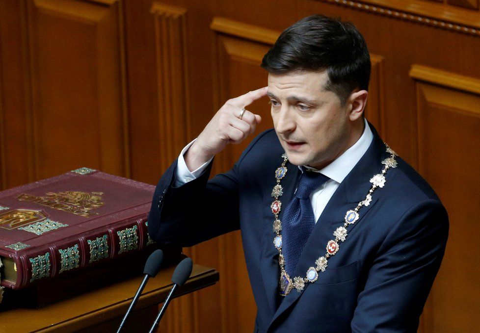 Nový ukrajinský prezident Volodymyr Zelenskyj se ujal úřadu. Při slavnostní inauguraci, kterou lidé sledovali i v ulicích, položil ruku jak na ústavu, tak bibli