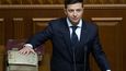 Nový ukrajinský prezident Volodymyr Zelenskyj se ujal úřadu. Při slavnostní inauguraci, kterou lidé sledovali i v ulicích, položil ruku jak na ústavu, tak bibli