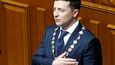 Nový ukrajinský prezident Volodymyr Zelenskyj se ujal úřadu. Při slavnostní inauguraci, kterou lidé sledovali i v ulicích, položil ruku jak na ústavu, tak bibli