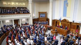 Nový ukrajinský prezident Volodymyr Zelenskyj se ujal úřadu. Při slavnostní inauguraci, kterou lidé sledovali i v ulicích, položil ruku jak na ústavu, tak bibli