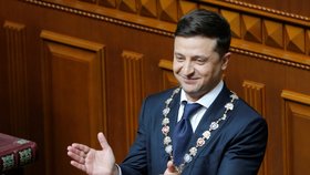 Nový ukrajinský prezident Volodymyr Zelenskyj se ujal úřadu. Při slavnostní inauguraci, kterou lidé sledovali i v ulicích, položil ruku jak na ústavu, tak bibli