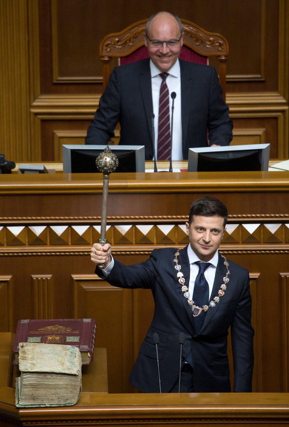 Nový ukrajinský prezident Volodymyr Zelenskyj se ujal úřadu. Při slavnostní inauguraci, kterou lidé sledovali i v ulicích, položil ruku jak na ústavu, tak bibli