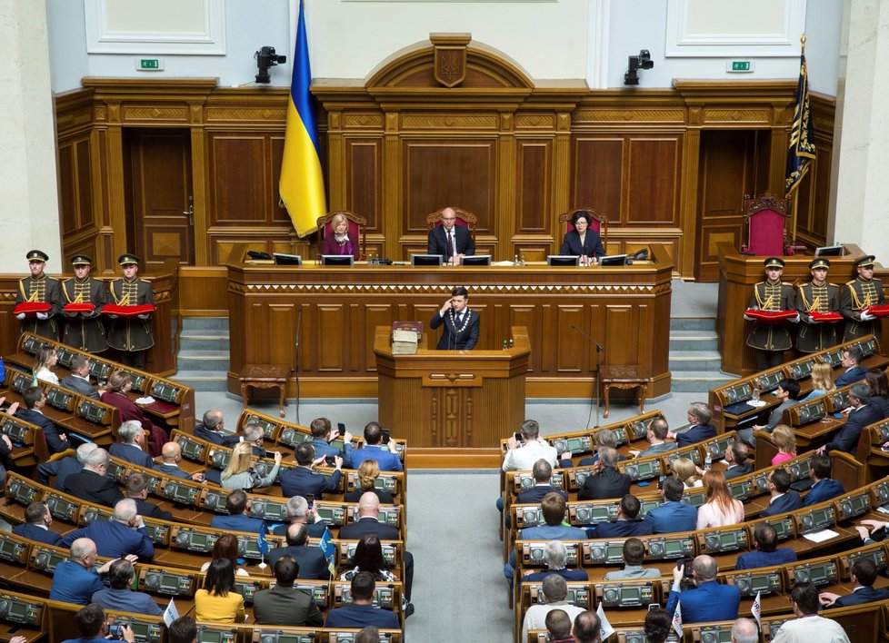 Nový ukrajinský prezident Volodymyr Zelenskyj se ujal úřadu. Při slavnostní inauguraci, kterou lidé sledovali i v ulicích, položil ruku jak na ústavu, tak bibli