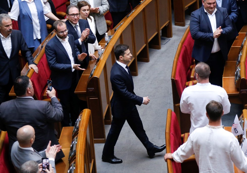 Nový ukrajinský prezident Volodymyr Zelenskyj se ujal úřadu. Při slavnostní inauguraci, kterou lidé sledovali i v ulicích, položil ruku jak na ústavu, tak bibli