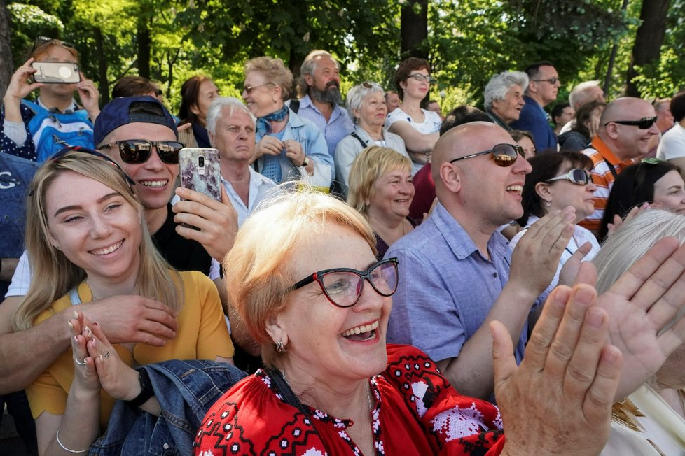 Nový ukrajinský prezident Volodymyr Zelenskyj se ujal úřadu. Při slavnostní inauguraci, kterou lidé sledovali i v ulicích, položil ruku jak na ústavu, tak bibli