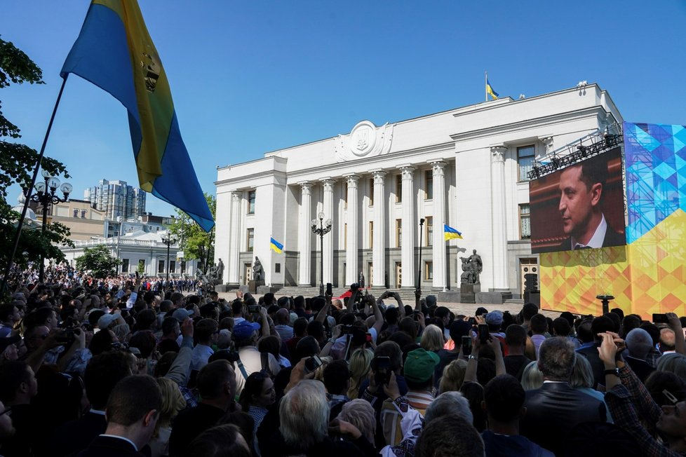 Nový ukrajinský prezident Volodymyr Zelenskyj se ujal úřadu. Při slavnostní inauguraci, kterou lidé sledovali i v ulicích, položil ruku jak na ústavu, tak bibli