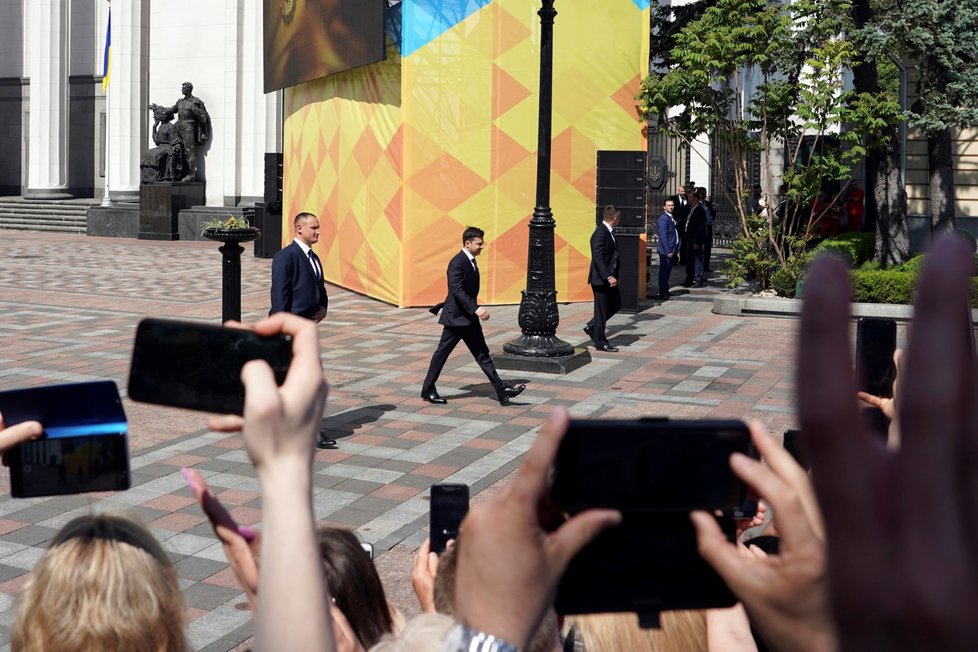 Nový ukrajinský prezident Volodymyr Zelenskyj se ujal úřadu. Při slavnostní inauguraci, kterou lidé sledovali i v ulicích, položil ruku jak na ústavu, tak bibli