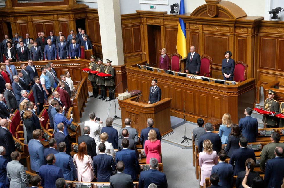 Nový ukrajinský prezident Volodymyr Zelenskyj se ujal úřadu. Při slavnostní inauguraci, kterou lidé sledovali i v ulicích, položil ruku jak na ústavu, tak bibli